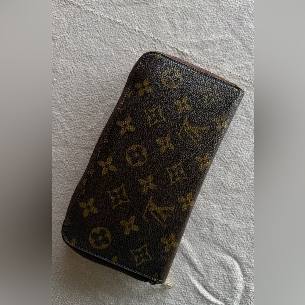 Louis Vuitton Monogram Zippy Organizer Wallet